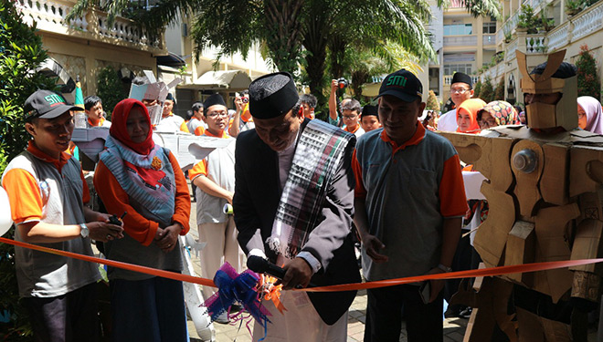 Pemotongan pita oleh Prof. Ibrahim Bafadal, M.Pd, Direktur LPI Sabilillah Malang. (FOTO: Humas SMP Sabilillah)