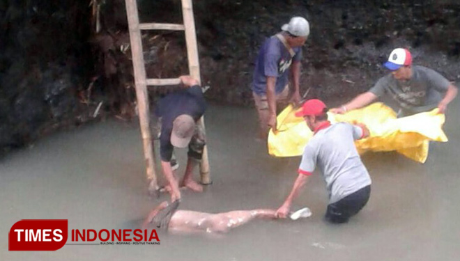 Petugas saat melakukan proses evakuasi korban. (Foto: Erwin Wahyudi / TIMES Indonesia)