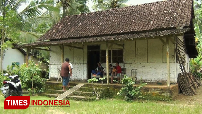 Suasana rumah orang tua Suliono, di Dusun Krajan, Desa Kandangan, Kecamatan Pesanggaran, Banyuwangi. (FOTO: Syamsul Arifin/ TIMES Indonesia)