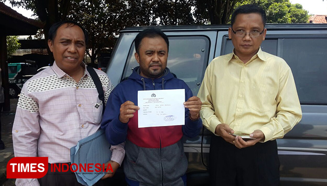 Pelapor, Didik Anan Pratama (tengah) didampingi penasihat hukumnya, Zainuri Ghazali sesaat setelah melapor ke SPKT Polres Banyuwangi (FOTO: Hafil Ahmad/TIMES Indonesia)