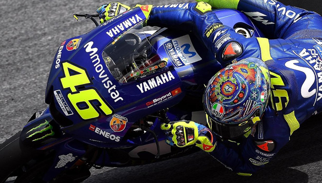 Pembalap Movistar Yamaha, Valentino Rossi menempati urutan kedua pada hari kedua tes pramusim MotoGP 2018 di Sirkuit Sepang, Malaysia, Senin (29/1/2018). (FOTO: Manan Vatasyana/ AFP)