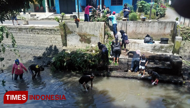 ILUSTRASI: Pembersihan sampah pada sungai. (FOTO: Dok.TIMES Indonesia)