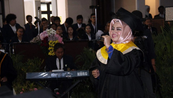 Glukoma Tidak Menghalangi Yohana Raih Gelar Sarjana UB
