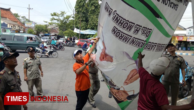 ILUSTRASI: Petugas melakukan penertiban Alat Peraga Kampanye (APK). (FOTO: Dok TIMES Indonesia)