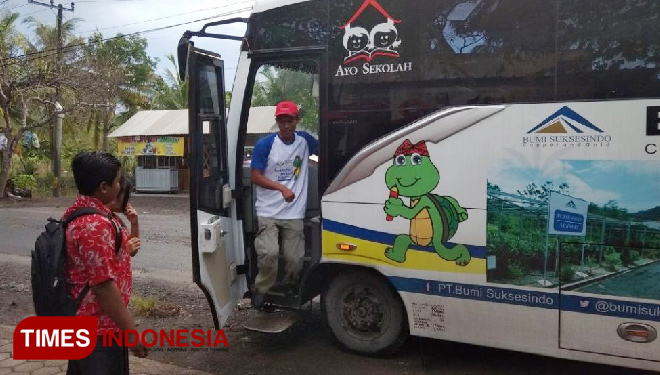 Bus sekolah PT BSI sedang menjemput siswa untuk diantar ke sekolah masing-masing. (FOTO: Syamsul Arifin/ TIMES Indonesia)