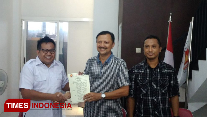 Ketua Satria Gresik Abdullah Syafi’i (Kiri) dan Sekertaris DPC Partai Gerindra Kabupaten Gresik Asikin Harianto (Tengah) (FOTO : Akmal/TIMES Indonesia)