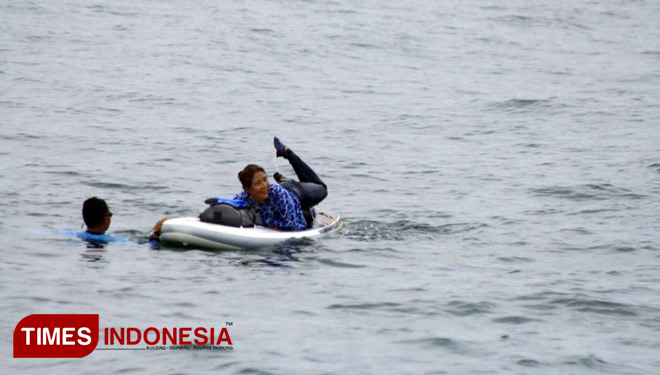 Menteri KP, Susi Pudjiastuti berenang di perairan Probolinggo (FOTO: Mujiono for TIMES Indonesia)