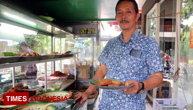 Wrapped in banana leaf with various side dishes, Pecel Pincuk Madiun Bu Pri is crowded with visitors (PHOTO: Lely Yuana/TIMES Indonesia)