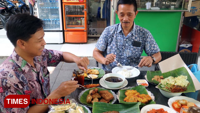 Legenda Kelezatan Pecel Pincuk Madiun Bu Pri Di Citraland Surabaya Times Indonesia