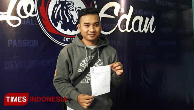 Pemesan pertama Pre Order Jersey Arema FC musim 2018, Ian Setiawan. (FOTO: Imad/TIMES Indonesia)