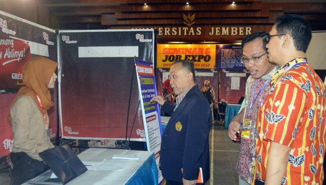 Wakil Rektor III UNEJ Prof. M. Sulthon Masyhud (di tengah) mengunjungi stand perusahaan peserta Job Fair 2018 yang digelar LP3M UNEJ. (FOTO: Humas UNEJ)