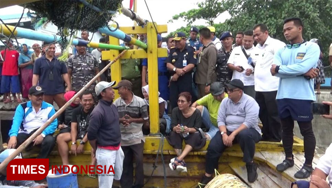 Menteri Susi Pudjiastuti Ngopi Bareng Nelayan Cantrang Probolinggo