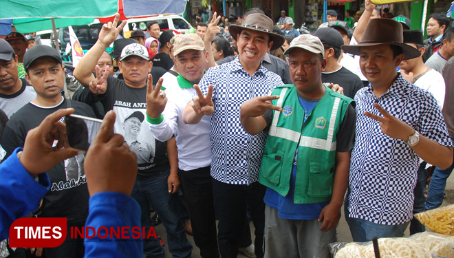 Pasangan ASIK Minta Restu ke Pedagang Pasar Supaya Terpilih Lagi
