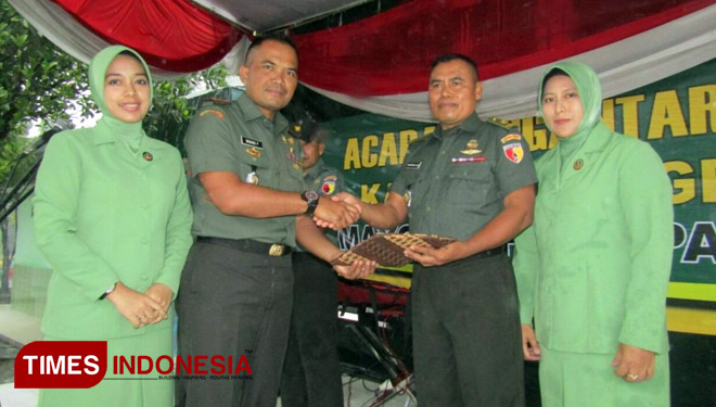 Komandan Kodim 0817 Gresik Letkol Kav Widodo Pijianto berjabat tangan dengan Kasdim Mayor Inf Sampak di acara pelepasan yang digelar dihalaman Kodim 0817 Gresik. (FOTO : Akmal/TIMES Indonesia)