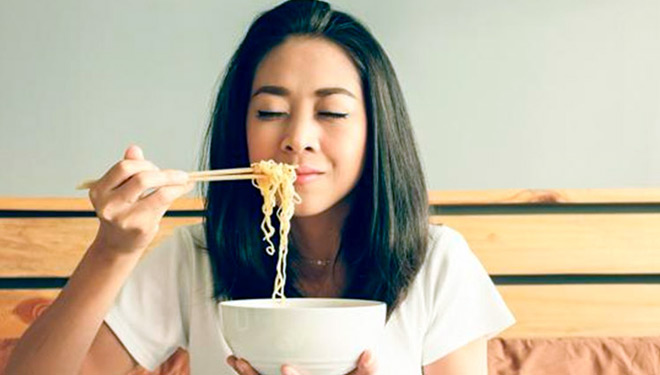 ILUSTRASI - Makan Mie Instan (FOTO: zonadenoticias)