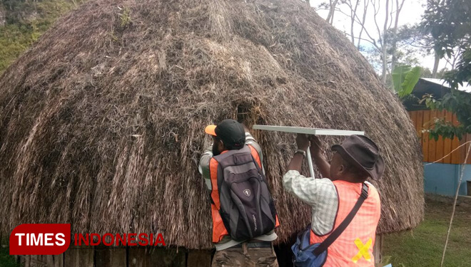 Warga Kabupaten Lanny Jaya, Papua saat mendapatkan Lampu Tenaga Surya (FOTO: Hasbullah/ TIMES Indonesia)