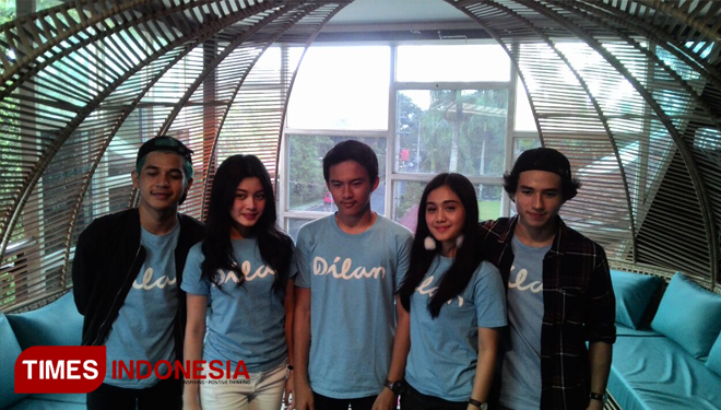 Pemain Dilan saat menggelar meet and greet di Kota Malang. (FOTO: Imadudin M /TIMES Indonesia)
