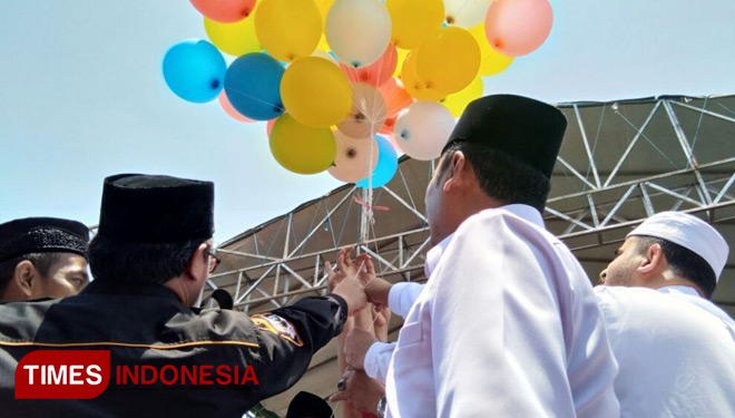 Empat Paslon Pilkada Kota Probolinggo melepas balon ke udara saat deklarasi kampanye damai, Minggu (18/2/2018). (FOTO: Happy/ TIMES Indonesia)