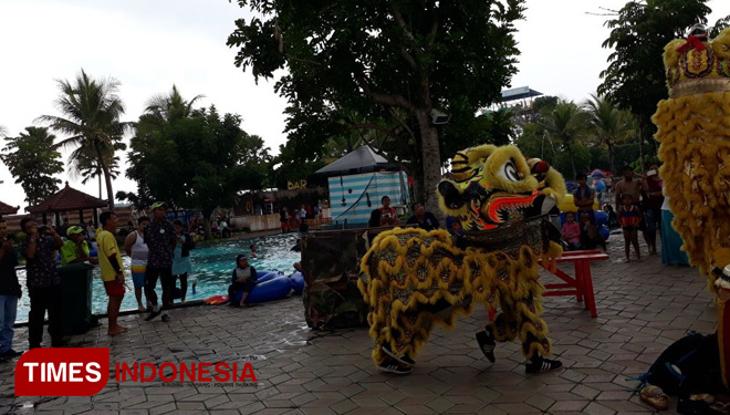 Seni tradisional Barongsai yang menghebohkan di Hawaii Water Park dan suasana di dalam kompleks wisata itu.  (FOTO: Widodo irianto/TIMES Indonesia)