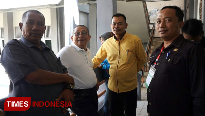 Kades Sidomulyo Muhammad Habib (Kiri) bersama Ketua DPRD Gresik (Tengah) dan Camat Sidayu Suprapto (Kanan) berfoto usai memantau jalannya proses P3D. (FOTO: Akmal/TIMES Indonesia)