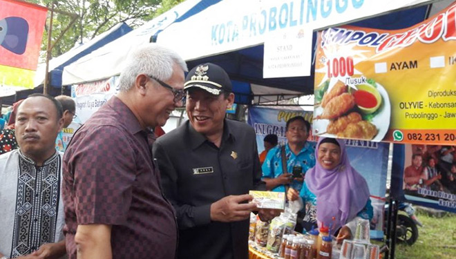 Sekda Kota Probolinggo, Bambang Agus Suwignyo (kiri) bersama Ketua DPRD, Agus Rudianto Ghafur saat mengunjungi pasar Wak-Iwakan (FOTO: Istimewa)