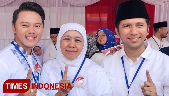 Artis DA 2, Danang Banyuwangi, berfoto bersama dengan pasangan Khofifah-Emil Dardak. (FOTO: Syamsul Arifin/ TIMES Indonesia)