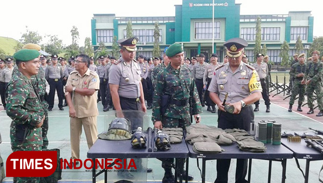 Kapolres Bontang, AKBP Dedi Agustono, didampingi Dandim 0908 Bontang Letkol Arh Gunawan Wibisono melakukan pengecekan perlengkapan TNI. (Foto: Humas Kodim Bontang for Times Indonesia)