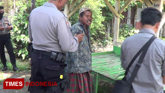 Salah satu orang gila yang mengamuk saat diamankan petugas gabungan. (FOTO: Dicko W/TIMES Indonesia)