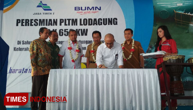 Penandatangan peresmian PLTM Lodagung oleh Dirut Perum Jasa Tirta I. (FOTO: Nana Ariani/TIMES Indonesia)