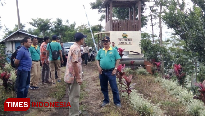 Plt Sekda Bondowoso, Karna Suswandi, saat meninjau lokasi pembangunan jalan Situbondo-Ijen. (FOTO: SOFY/TIMES Indonesia)