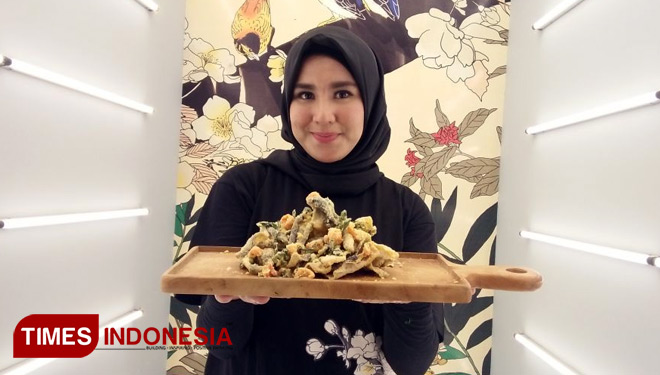 Selena Alesandra saat digerai Loco Moco. Rabu (21/2/2018).(FOTO: Khadafi/TIMES Indonesia)