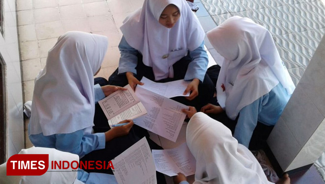 Siswi SMA Al-Kautsar Banyuwangi saat melaksanakan kegiatan Pesona Bahasa. (FOTO: PPM Al-Kautsar for TIMES Indonesia)