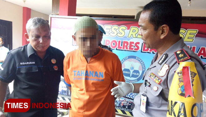 Wakapolres Bangkalan, Kompol Imam Pauji saat menginterogasi pelaku pembacokan, Sayyid Moh Tohir (35) warga Jalan Cermi, Kelurahan Kemayoran. (FOTO: Doni Heriyanto/TIMES Indonesia)