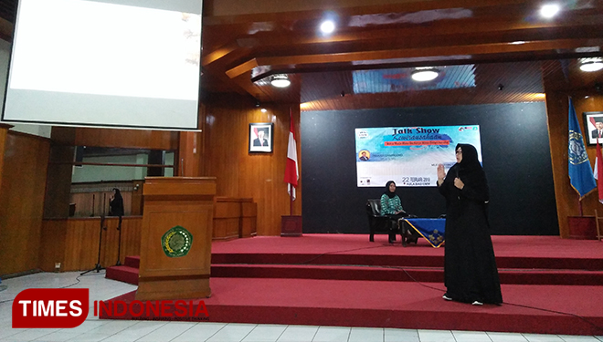 Mulyani Hadiwijaya, pemilik Dea Bakery saat menyampaikan materi dalam seminar kewirausahaan yang digelar di Kopma UMM, Kamis (22/2/2018). (FOTO: Siti Mukifa/TIMES Indonesia)