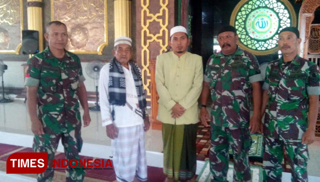 Anggota Kodim 0908 Bontang berfoto bersama dengan tokoh agama dan Imam Masjid Al-Hijrah Bontang, usai sholat dzuhur berjamaah, Kamis (22/2/2018). (FOTO: Kodim Bontang for TIMES Indonesia)