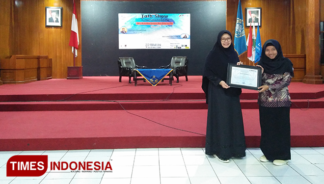 Mulyani Hadiwijaya, pemilik Dea Cake &Bakery menerima cinderamata usai menjadi narasumber seminar kewirausahaan yang digelar Kopma UMM, Kamis (22/2/2018). (FOTO: Siti Mukifah/TIMES Indonesia)