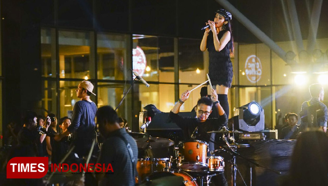 Penyanyi Lara saat pembuatan video klip single keempatnya berjudul