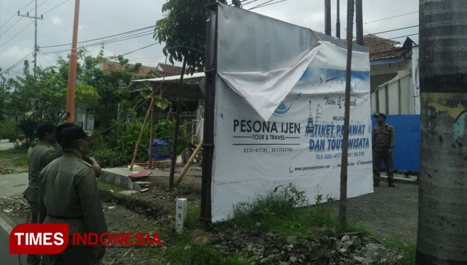 Reklame tak berizin di depan Perumahan Kalirejo dibongkar Satpol PP Banyuwangi, Kamis (22/2/2018). (FOTO: Dian Efendi/TIMES Indonesia)