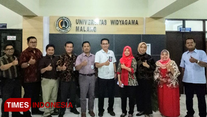 Inspektorat Jendral (Itjen) Kemenristekdikti Foto bersama usai pemeriksaan di Universitas Widyagama Malang Jawa Timur. Rabu (21/2/2018). (FOTO: ajp.TIMES Indonesia)