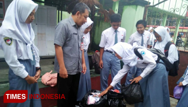 Peserta Didik SMANIK menyumbangkan sampah plastik dan kertas dalam rangka memperingati HPSN (Hari Peduli Sampah Nasional) Selasa, 21/2/2018. (FOTO: SMANIK For TimesIndonesia)