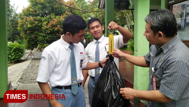 Timbang-sampah.jpg