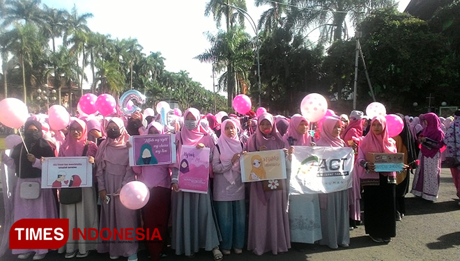 Aktivis Gemar saat membagikan hijab di acara car free day di jalan Ijen, Kota Malang, Minggu (25/2/2018).(FOTO: Moh Aidi/TIMES Indonesia)