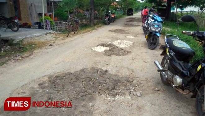 Salah satu jalan rusak di pulau Raas Sumenep. (FOTO: