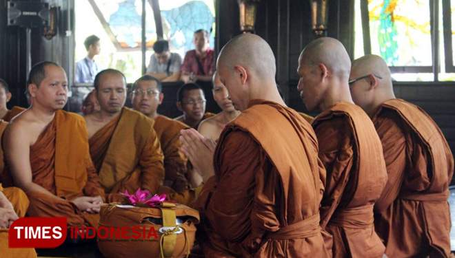 Ketua Umum Sangha Teravada Indonesia, Bhikku Subhapanno Mahatera (paling kiri) turut dalam prosesi penahbisan Bhikkhu, Minggu (25/2/2018) di Padepokan Dhammadipa Arama, Kota Batu. (FOTO: Ferry/TIMES Indonesia)