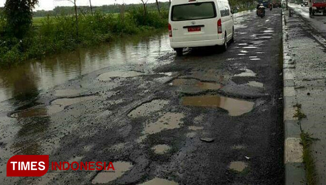 ILUSTRASI: Jalan rusak. (FOTO: Dok TIMES Indonesia)