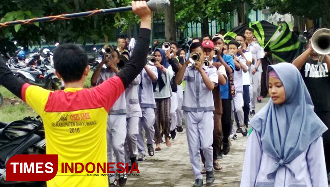 Grup drumband TMDC saat berlatih di halaman SMK Muhammadiyah Rogojampi. (Foto : Eka Ayu Wardhani for TIMES Indonesia)