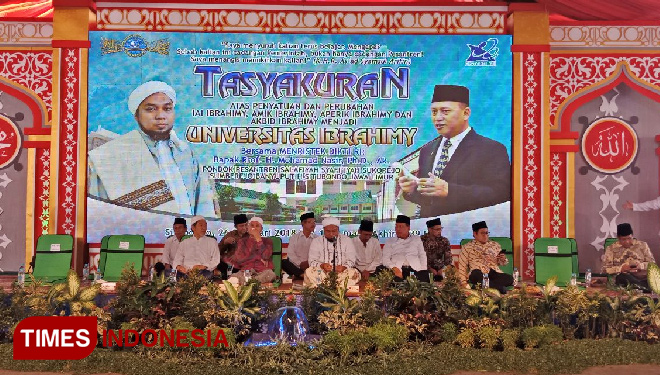 Tasyakkuran atas resminya Universitas Ibrahimy di Pondok Pesantren Salafiyah Syafiiyah Sukorejo Kacamtan Banyuputih Kabupaten Situbondo, Senin (26/2/2018). (FOTO: Uday/TIMES Indonesia). 