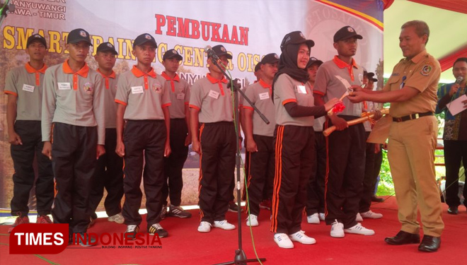 Kadis Pertanian Kabupaten Banyuwangi, Arif Setiawan saat memberikan sabit kepada Pramitha Eka Ayuningtyas, peserta Smart Training Center (FOTO: Hafil Ahmad/TIMES indonesia)