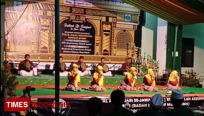 Grup Banjari Syaiqon Ilaih Putri UKM Seni Islami Universitas Islam Malang (Unisma) saat tampil dalam Festival Banjari se-Jatim di Jember. (FOTO: AJP TIMES Indonesia)