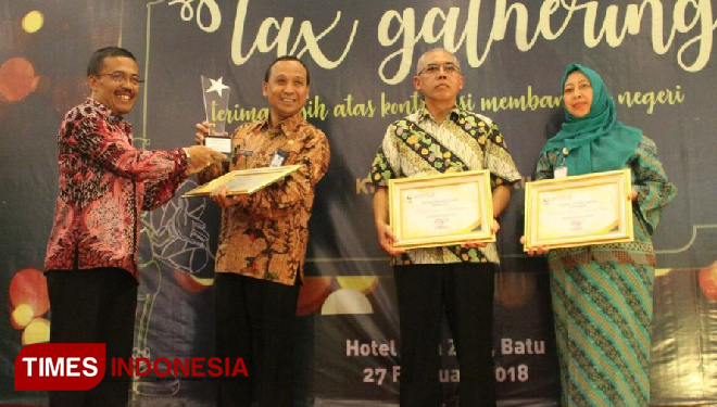 Wakil Wali Kota Batu, Punjul Santoso menyerahkan penghargaan kepada wajib pajak pada acara tax gathering, Selasa (27/2/2018) di Hotel Zam Zam, Kota Batu. (FOTO: Ferry/TIMES Indonesia)